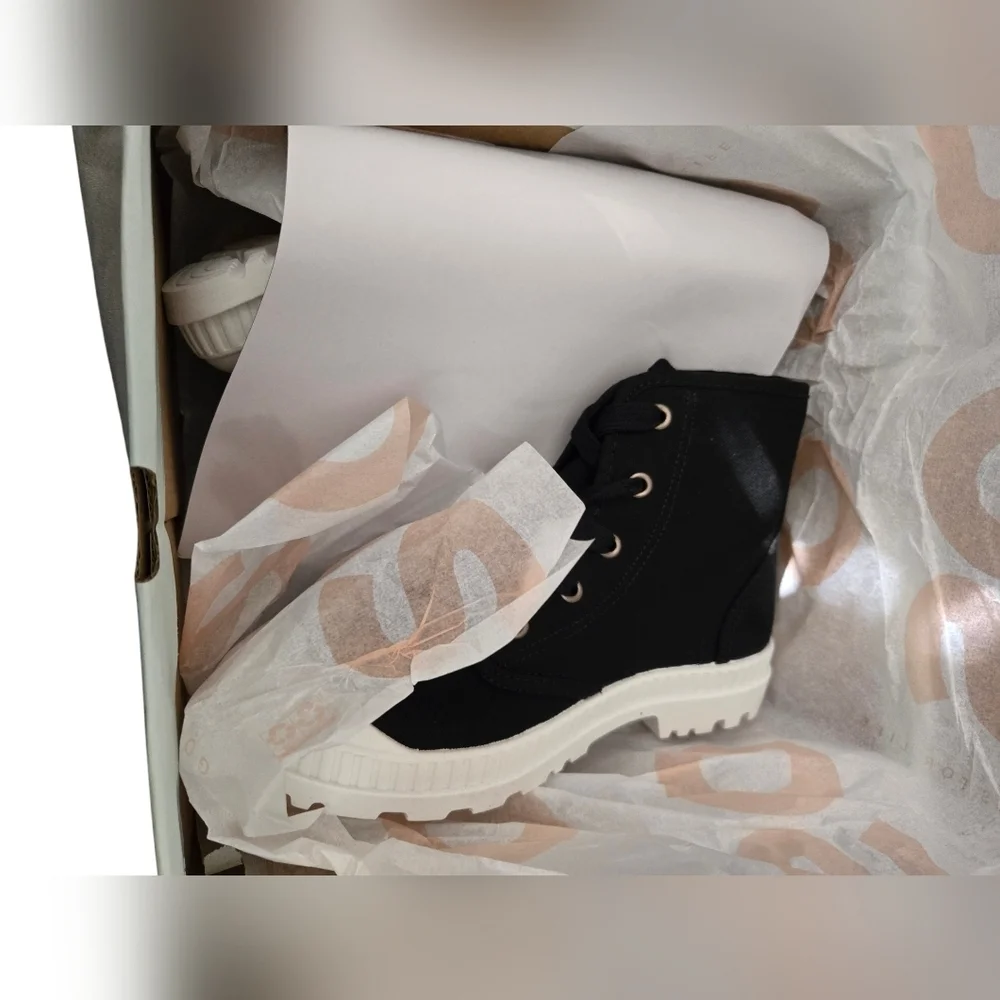 NIB SO Dragonfruit combat style boots